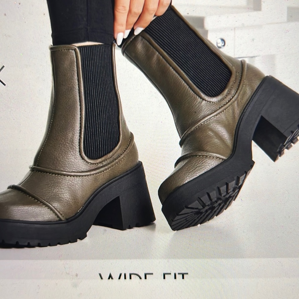 Chunky wide fit boot